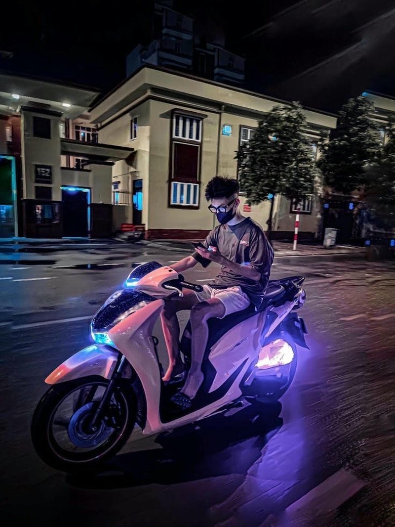 Chụp ảnh chàng trai ngầu ngồi trên xe máy kiểu ảnh boy phố ngồi trên xe