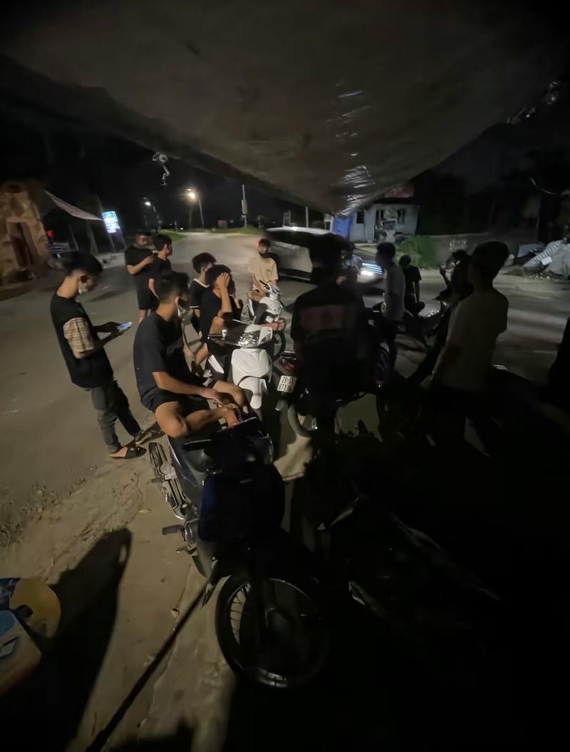 Dàn boy phố đang trên xe chuẩn bị đi đua