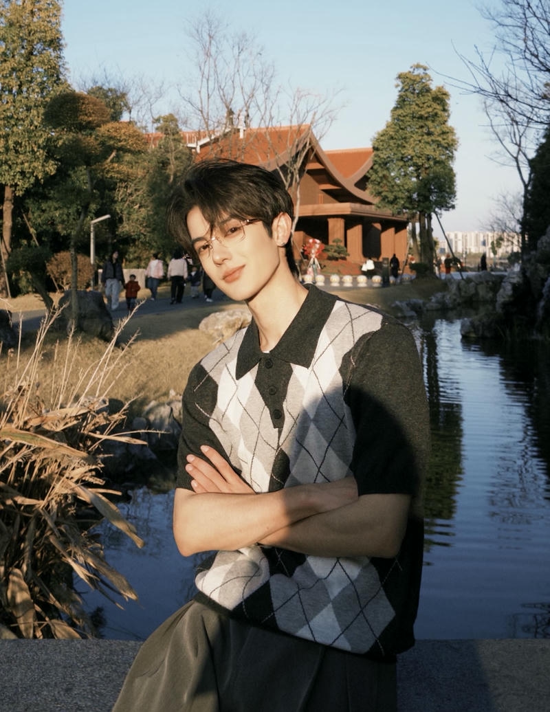 Dáng vẻ trai đẹp đeo kính gương mặt sáng nét thanh tú