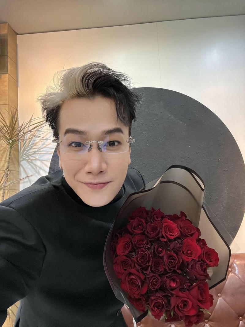 Góc chụp cận mặt thể hiện thần thái Lou Hoàng