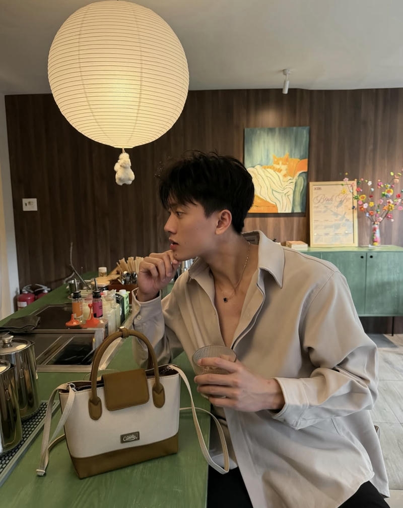 Góc chụp trai đẹp Việt Nam ánh nhìn sâu gương mặt sáng