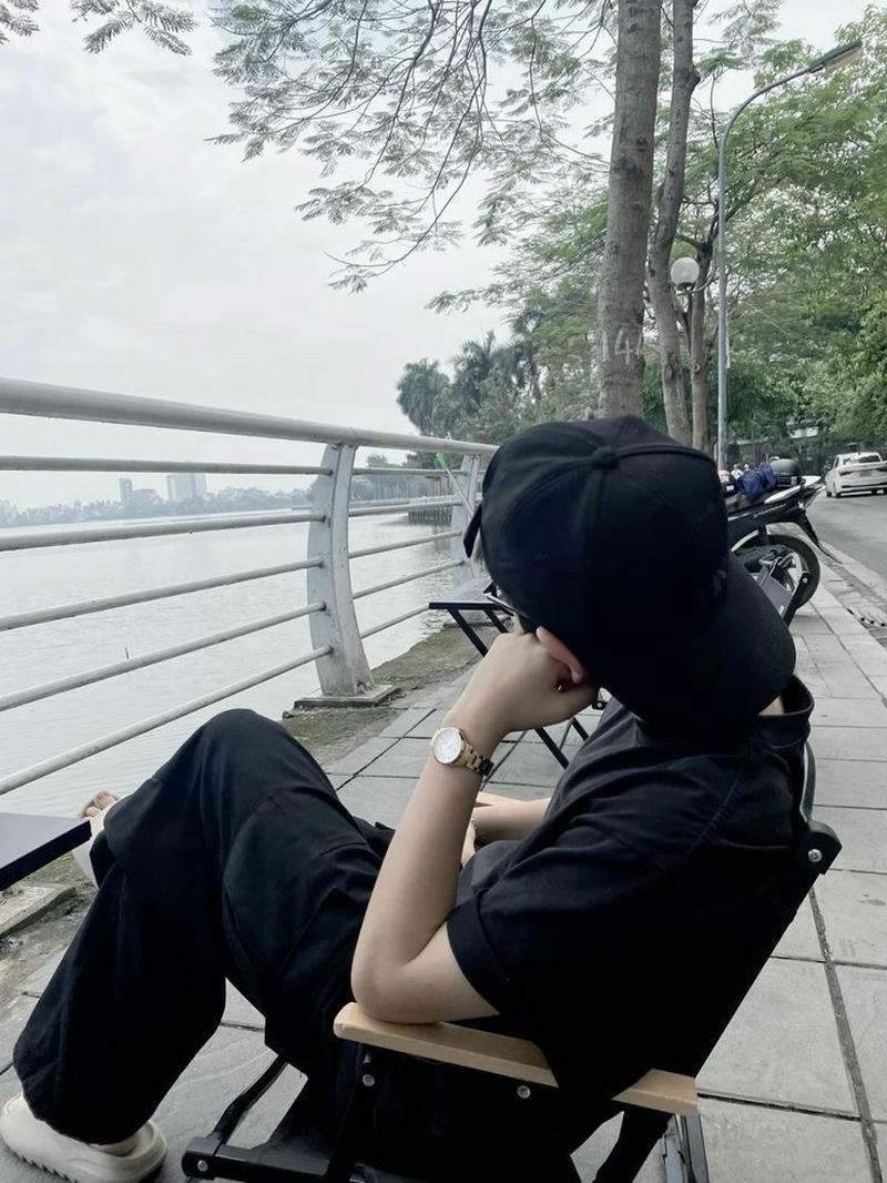 Góc chụp từ phía sau nam sinh phong cách đường phố đầy bí ẩn