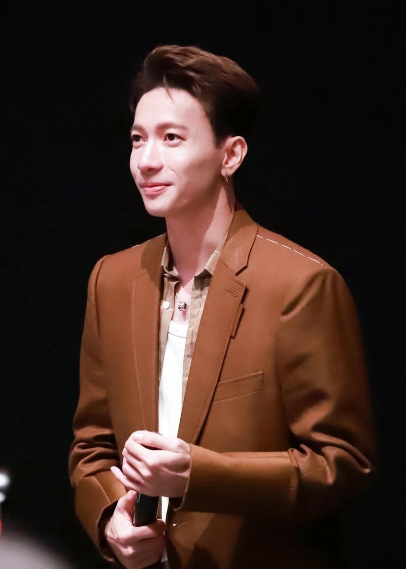 Góc nghiêng ST Sơn Thạch đẹp trai nổi bật