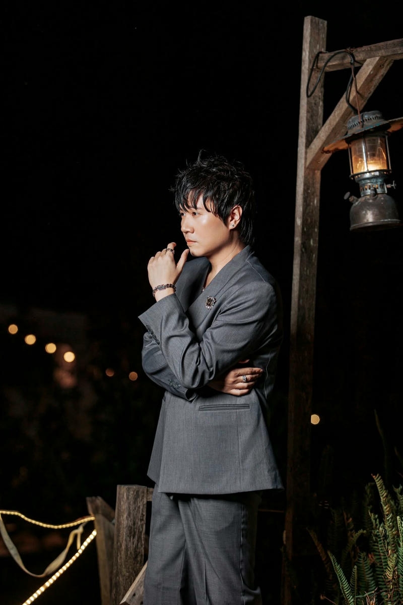 Góc nghiêng cuốn hút cho hình nền Vương Anh Tú đẹp trai