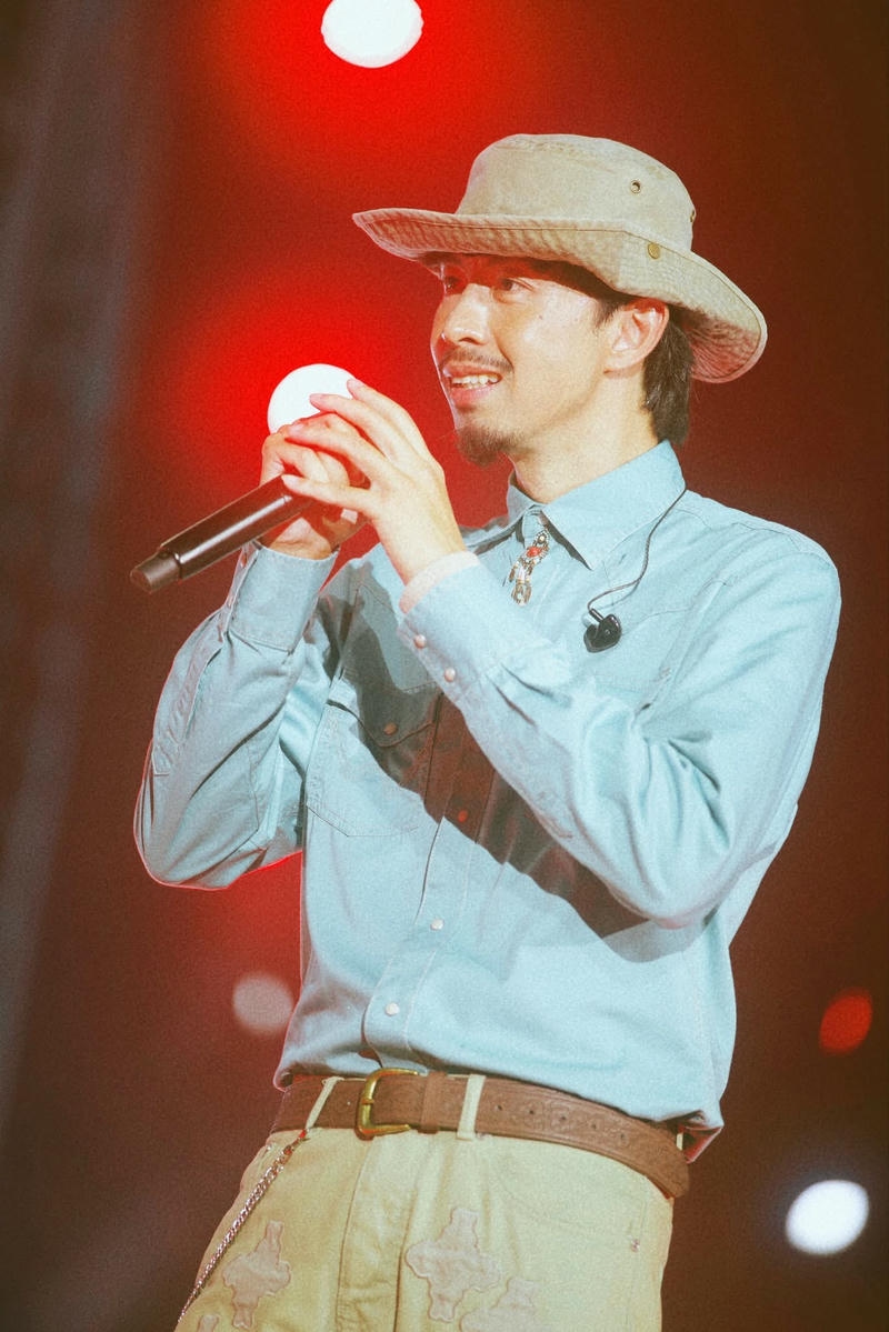 Góc nghiêng cuốn hút của Đen Vâu ánh đèn mờ