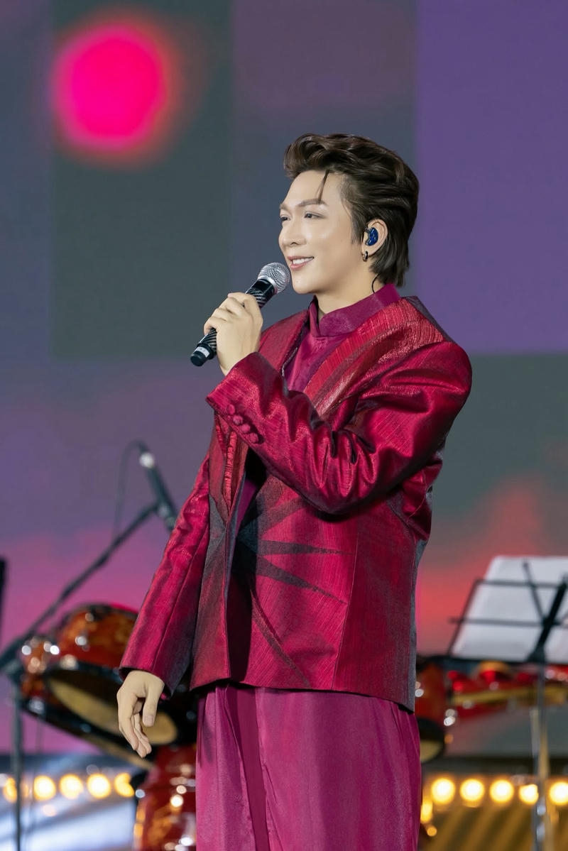 Góc nghiêng cuốn hút hình nền Tăng Phúc đẹp