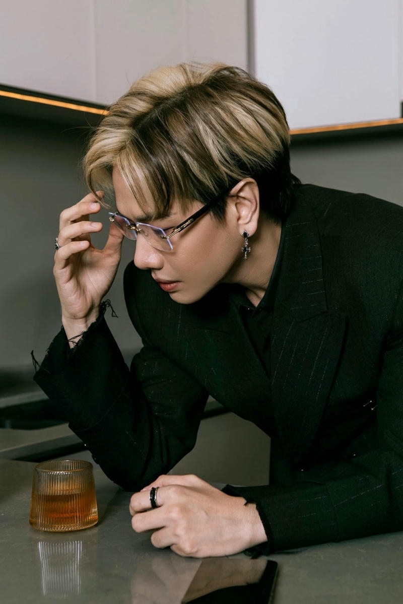 Góc nghiêng điển trai nổi bật phong cách Lou Hoàng