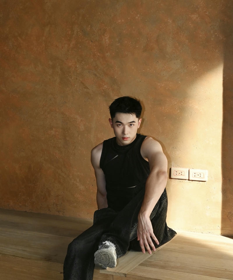 Gương mặt nam thần nổi bật với ánh nhìn tự tin trong ảnh hot boy