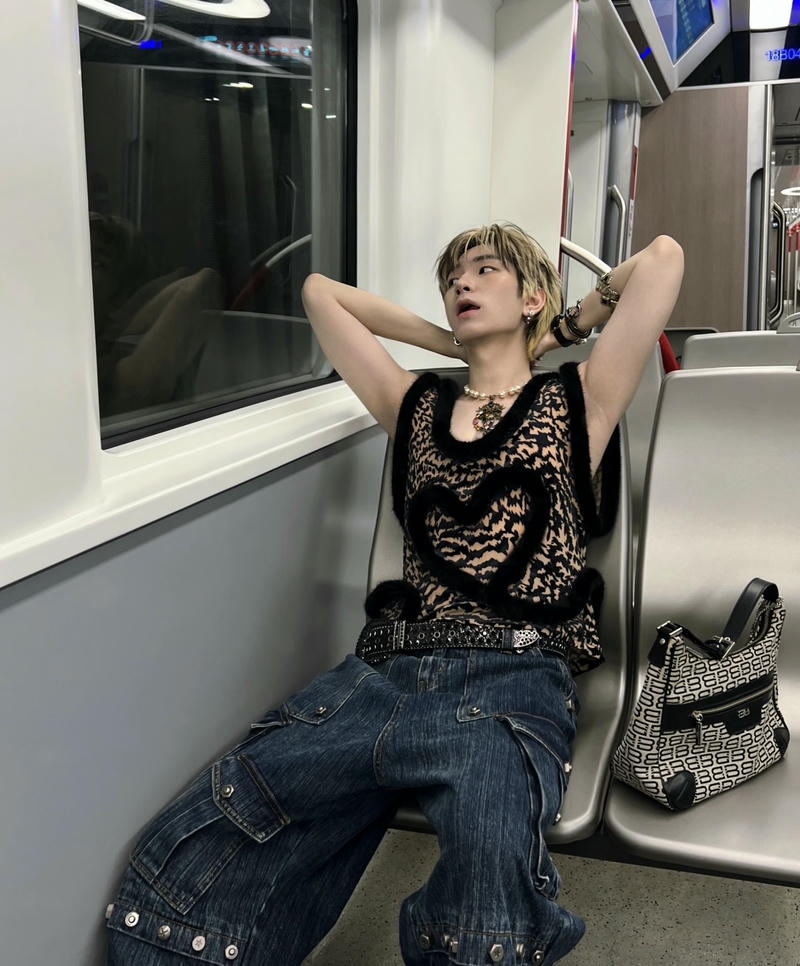 Gương mặt nam thần trẻ trung phong cách hiện đại trong bộ ảnh hot boy