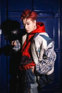 Gương mặt nghệ sĩ trẻ nổi bật trong nền tối Lou Hoàng