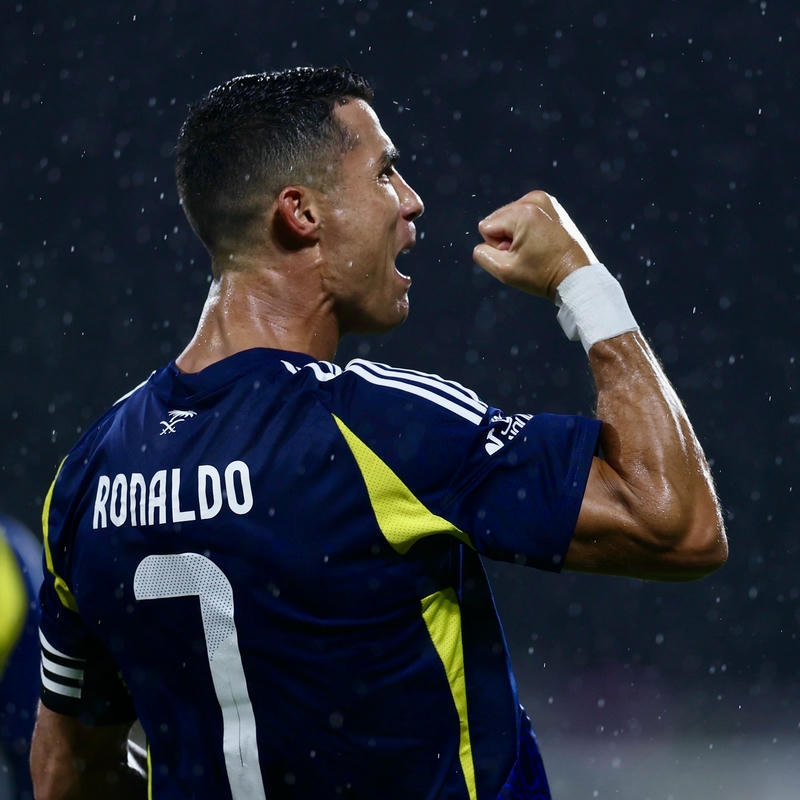 Hình ảnh CR7 mặc áo xanh ăn mừng chiến thắng