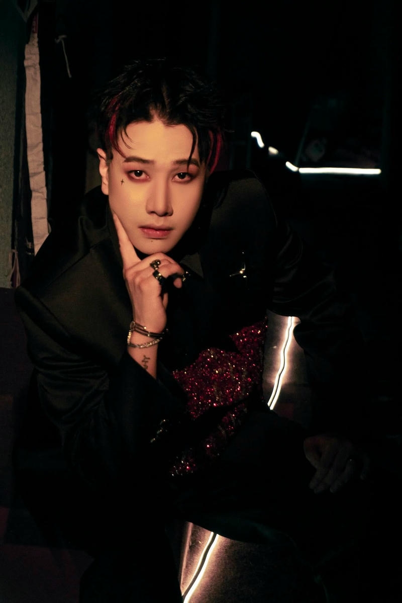 Hình ảnh Lou Hoàng ngầu với ánh sáng tương phản mạnh