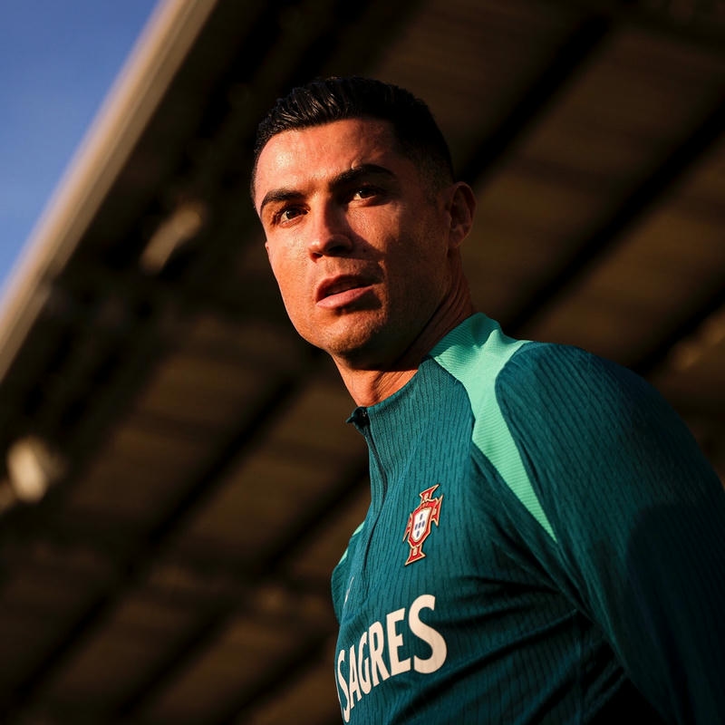 Hình ảnh avatar Ronaldo mặc áo xanh đeo ba lô