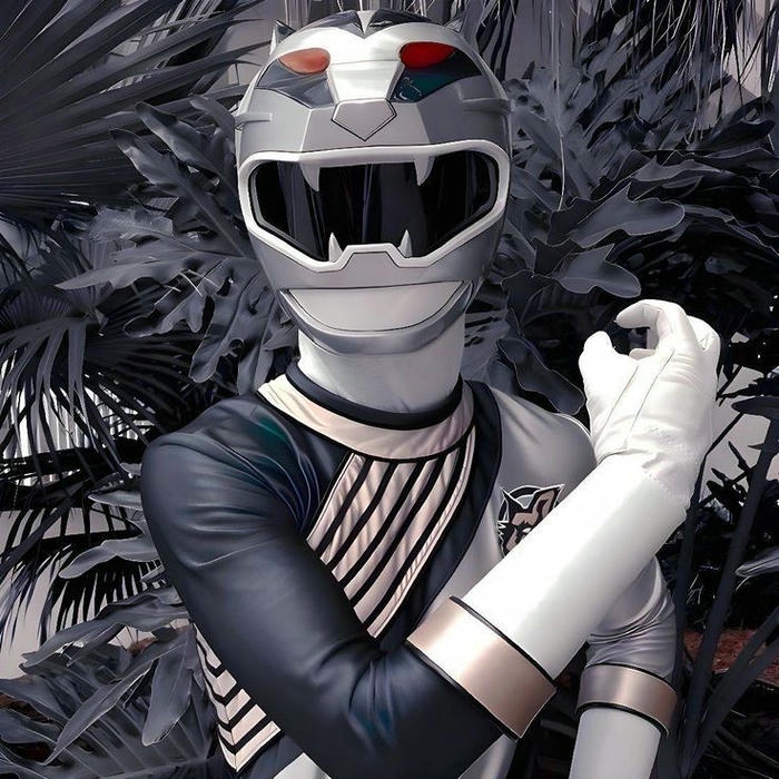 Hình ảnh avatar siêu nhân bạc đứng nghiêng người ngầu