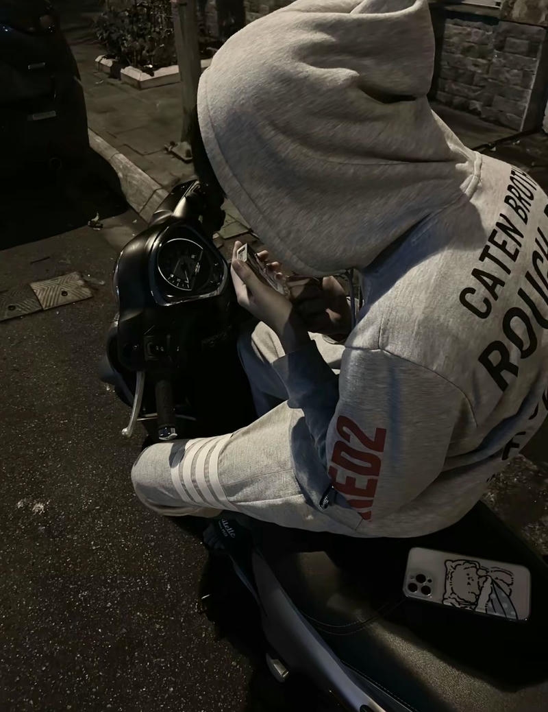 Hình ảnh boy phố đi xe máy dừng lại tạo dáng giữa khung cảnh đường