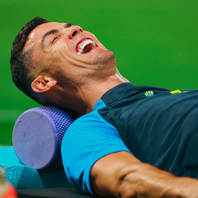 Hình ảnh cầu thủ đang tập gym nằm trên bóng