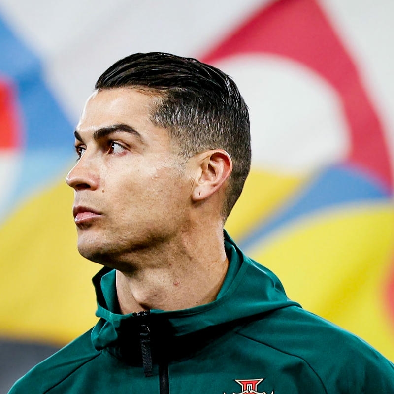 Hình ảnh cầu thủ mặc áo khoác xanh nhìn nghiêng