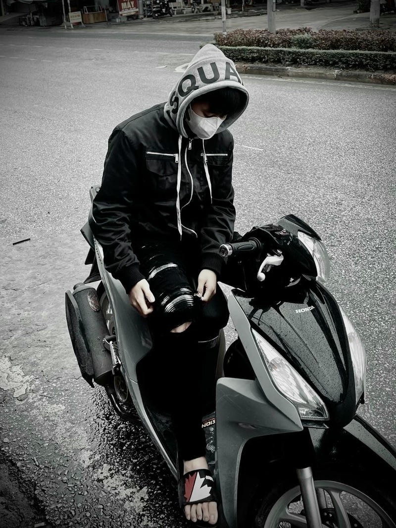 Hình ảnh chàng trai ngồi trên xe máy phong cách boy phố bụi bặm