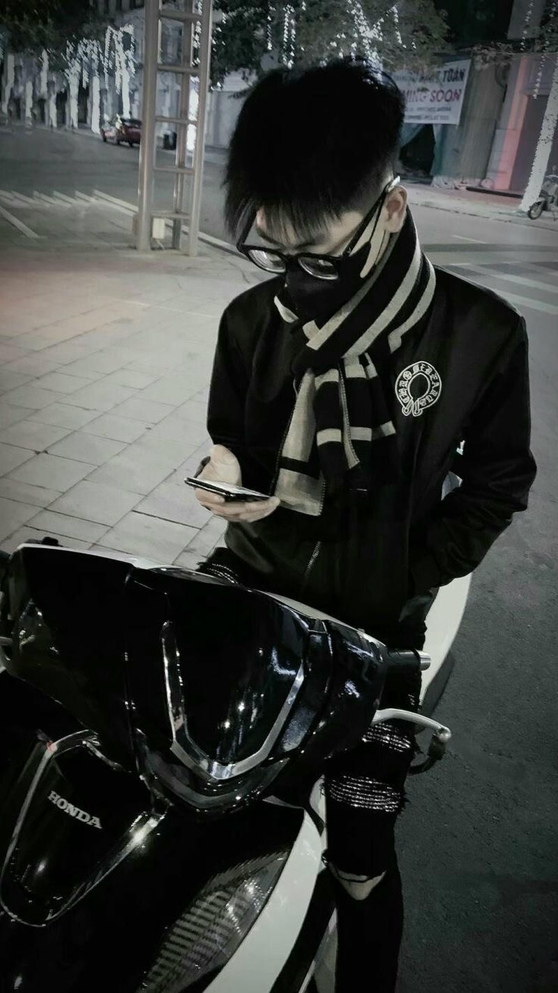 Hình ảnh chàng trai trẻ ngầu ngồi trên xe máy ngoài đường phố