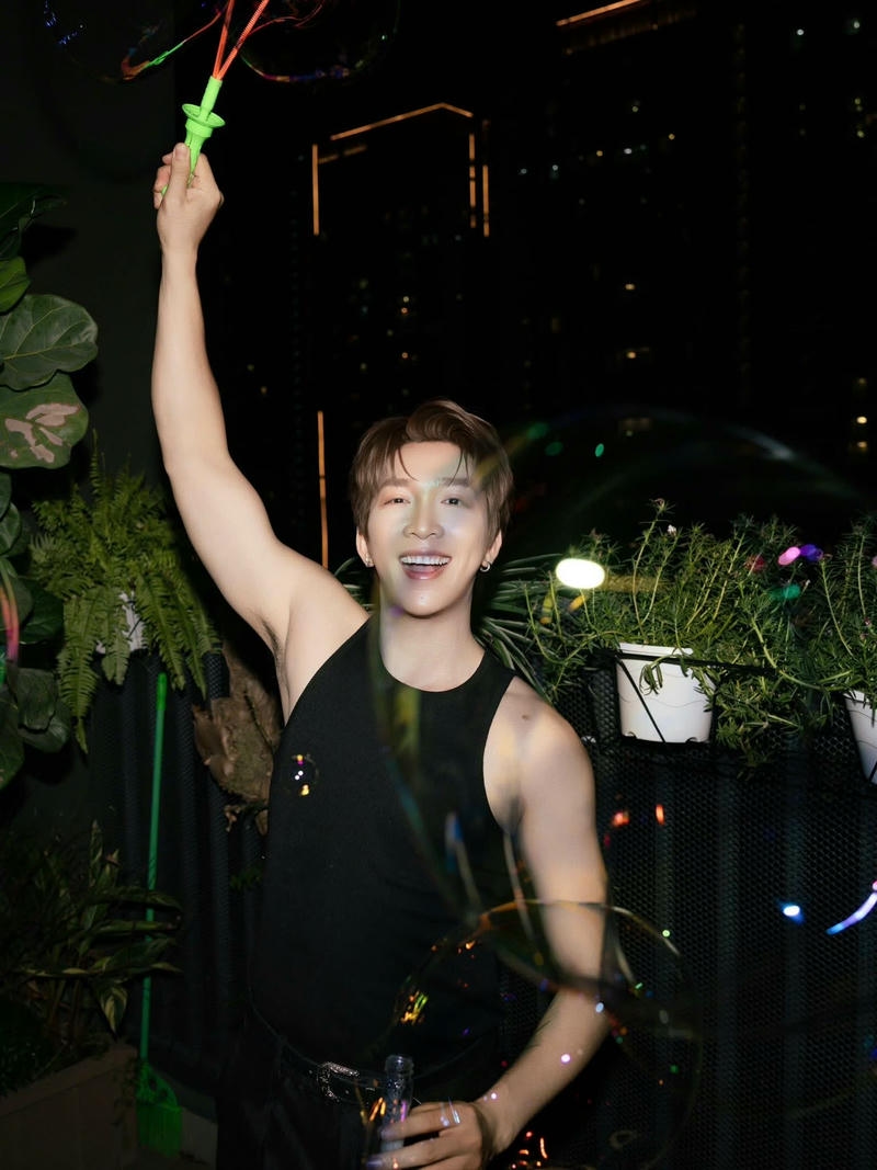 Hình ảnh nền Tăng Phúc phong cách trẻ trung năng động