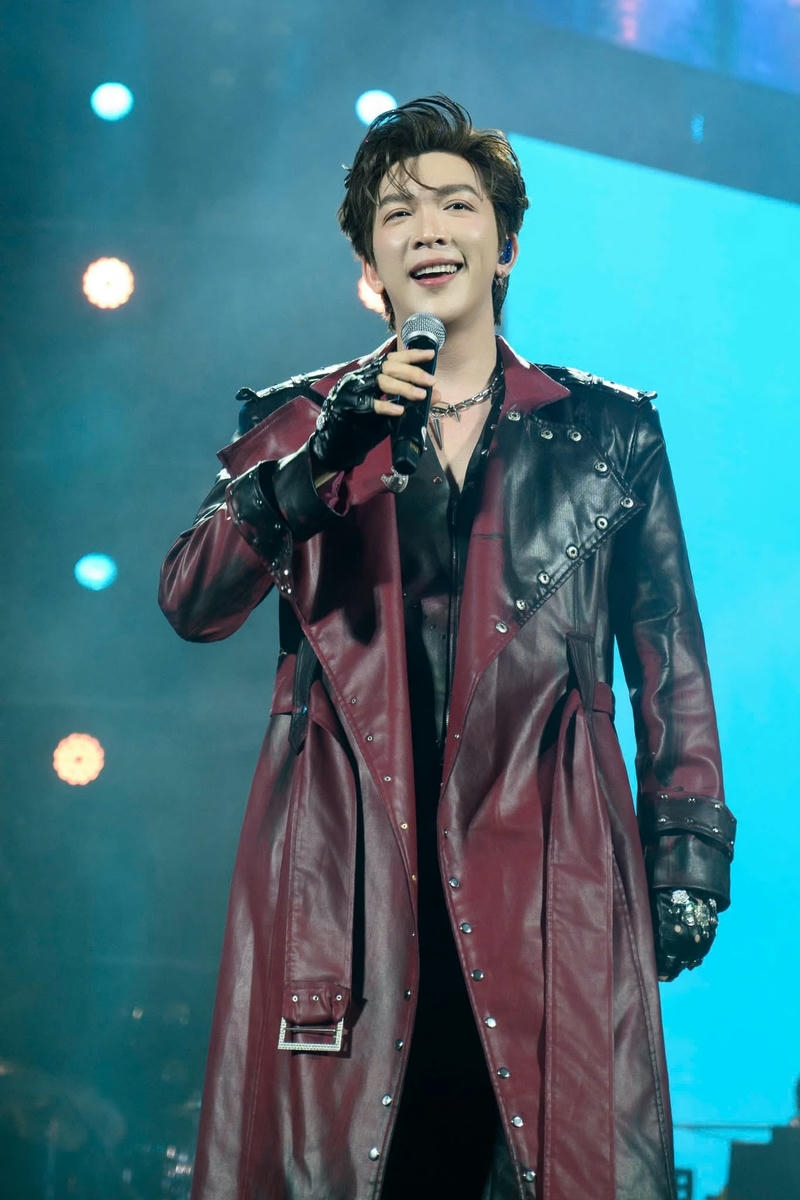 Hình ảnh sân khấu rực sáng hình nền Tăng Phúc