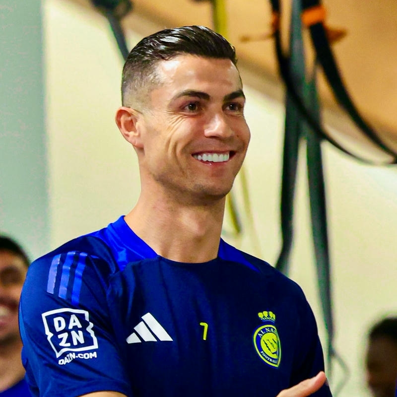 Hình ảnh siêu sao mặc áo xanh cười rất tươi