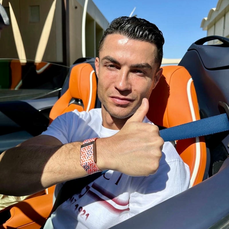 Hình ảnh siêu sao ngồi trong xe giơ ngón tay cái