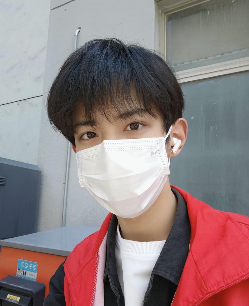 Hình ảnh trai đeo khẩu trang ánh mắt cuốn hút