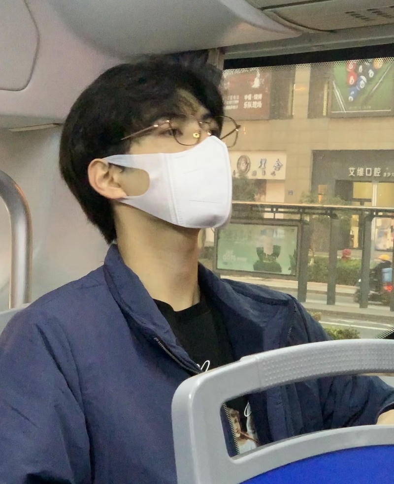 Hình ảnh trai đeo khẩu trang góc nghiêng chuẩn