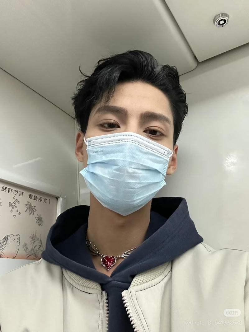 Hình ảnh trai đeo khẩu trang tóc vuốt keo