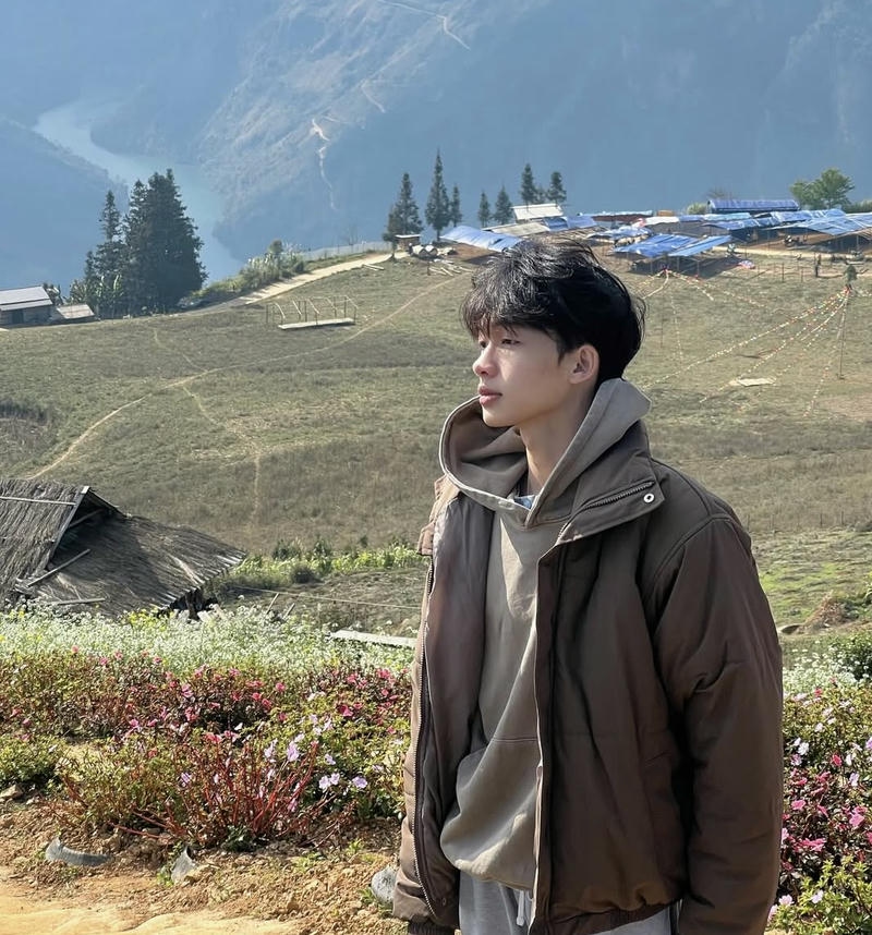 Hình ảnh trai đẹp Việt Nam ánh mắt cuốn hút nụ cười dịu