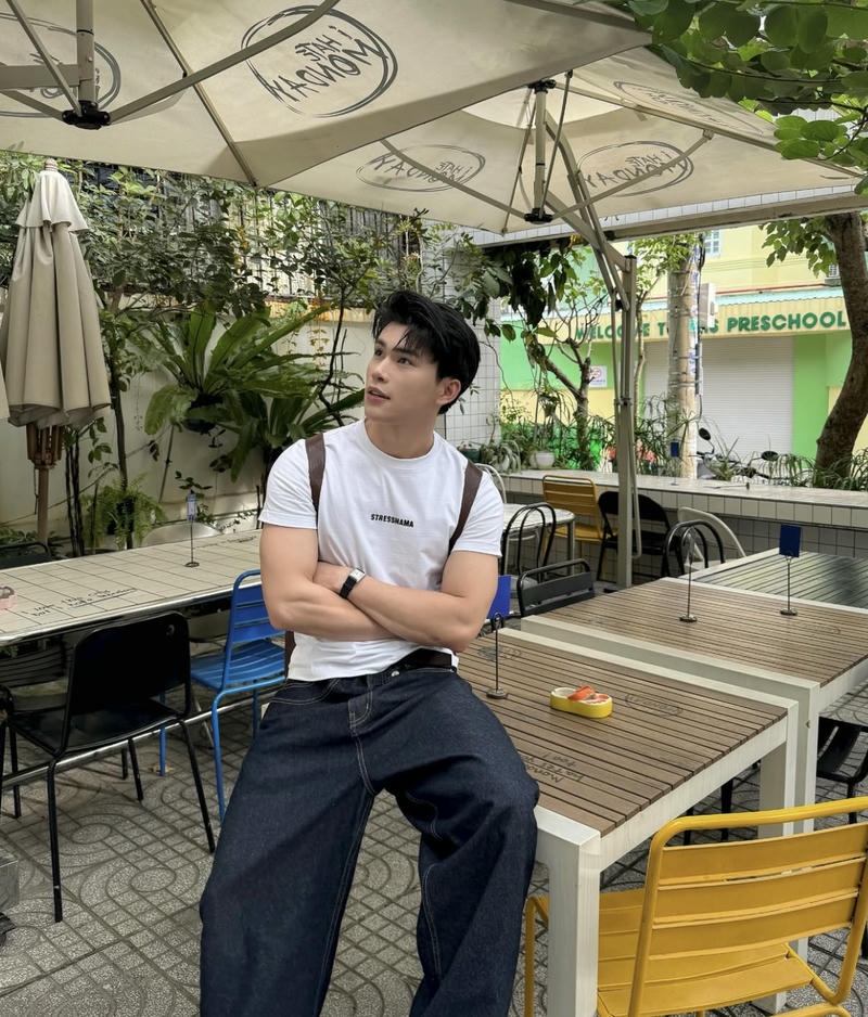 Hình ảnh trai đẹp Việt Nam mặc áo phông trắng