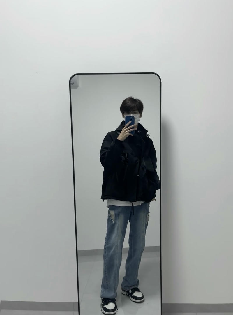 Hình ảnh trai đẹp đeo khẩu trang chụp ảnh dáng