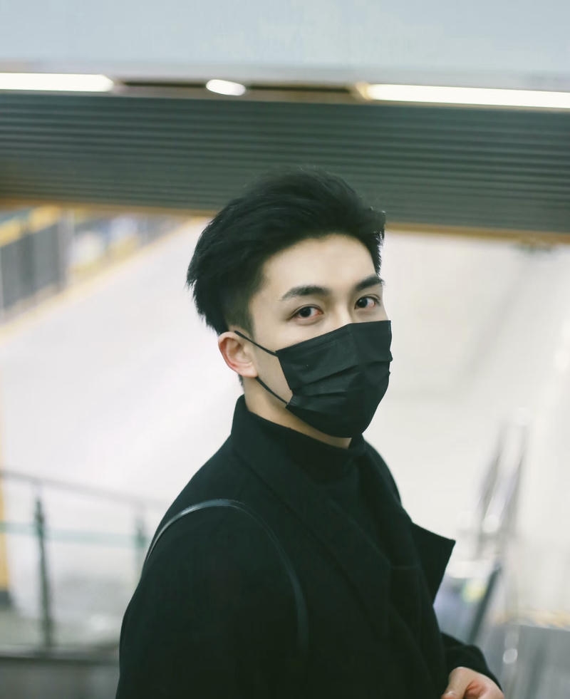 Hình ảnh trai đẹp đeo khẩu trang cực cuốn
