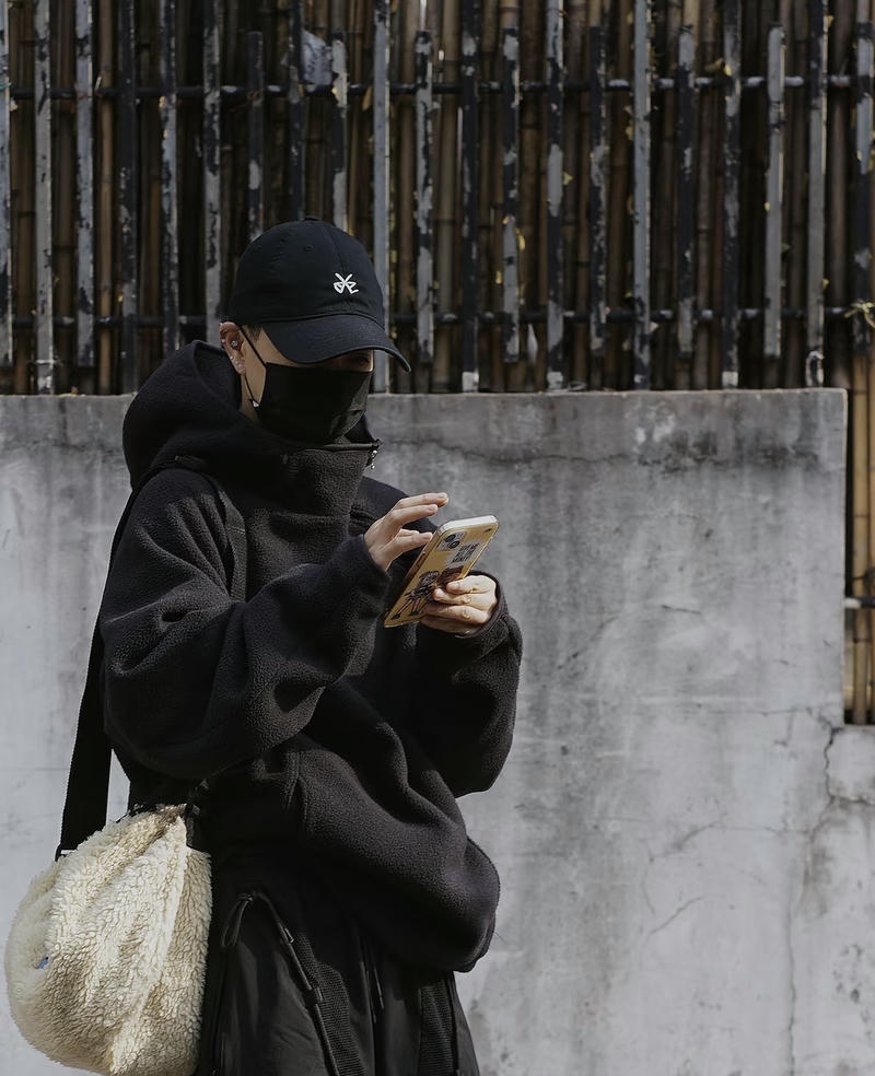 Hình ảnh trai đẹp đeo khẩu trang đội mũ đen