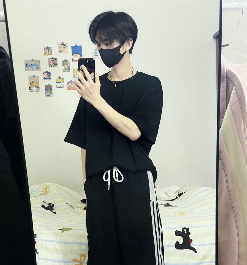 Hình ảnh trai đẹp đeo khẩu trang trong phòng ngủ