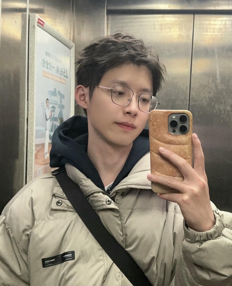 Hình ảnh trai đẹp đeo kính chụp thang máy