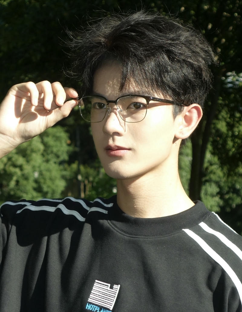 Hình ảnh trai đẹp đeo kính gương mặt đẹp trai phong cách giản dị