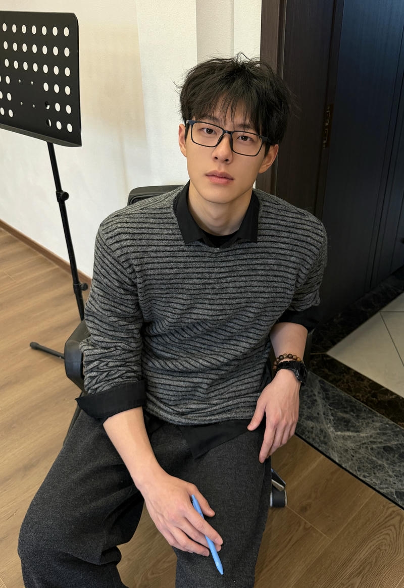 Hình ảnh trai đẹp đeo kính gương mặt đẹp trai phong cách nhẹ nhàng