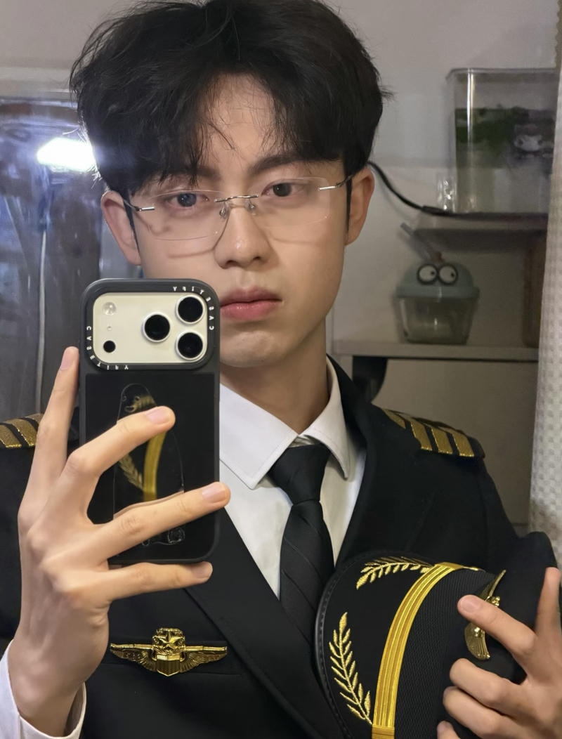 Hình ảnh trai đẹp đeo kính gương mặt điển trai dáng vẻ tri thức