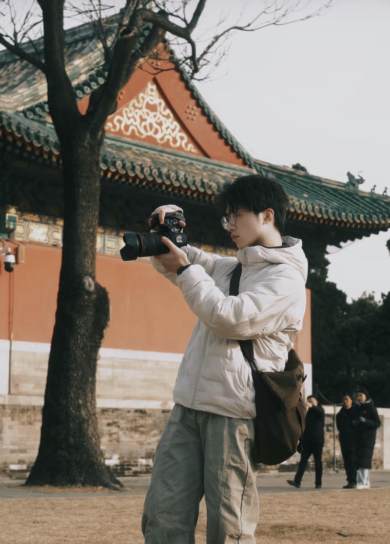 Hình ảnh trai đẹp đeo kính gương mặt điển trai phong cách thanh lịch