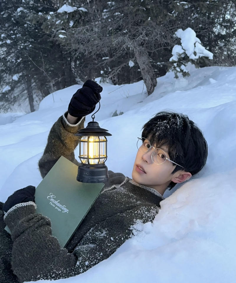 Hình ảnh trai đẹp đeo kính khuôn mặt sáng phong cách giản dị