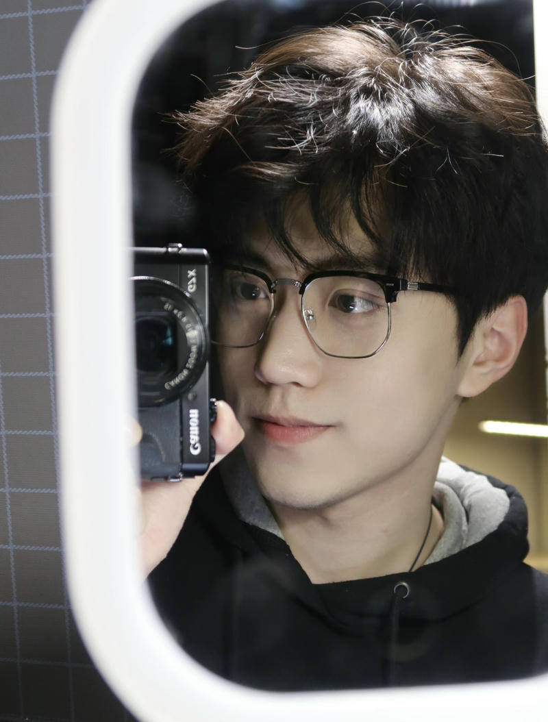 Hình ảnh trai đẹp đeo kính khuôn mặt sáng vẻ ngoài tinh tế