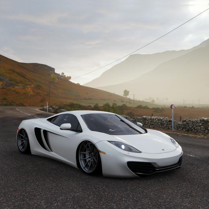 Hình avatar Tiktok đẹp siêu xe thể thao màu trắng trên đường