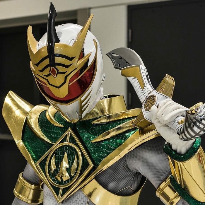 Hình avatar siêu nhân trắng bộ giáp chiến binh oai vệ