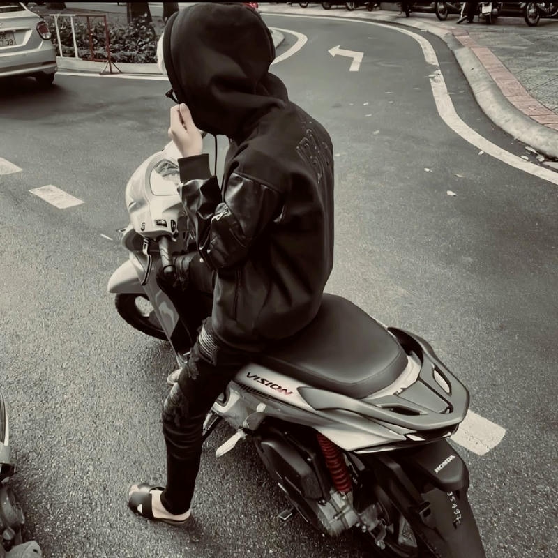 Hình chàng trai cá tính dừng xe máy chụp ảnh boy phố đi xe ngoài phố