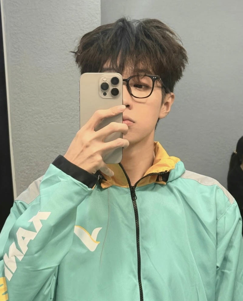 Hình chụp trai đẹp Việt Nam mặc áo tài xế