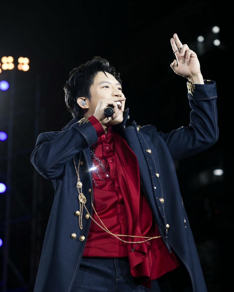 Hình nền Anh Tú Voi Bản Đôn đẹp trai phong cách hiện đại