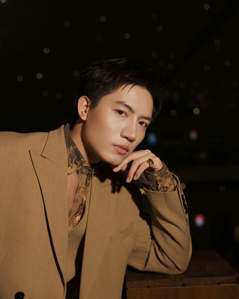 Hình nền Anh Tú Voi Bản Đôn đẹp trai phong cách trẻ trung