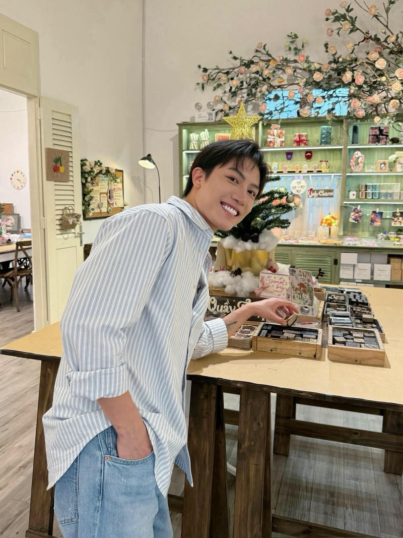 Hình nền Anh Tú Voi Bản Đôn ngầu với ánh sáng mạnh